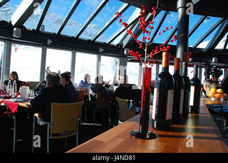 Deutschland, Bayern, Zugspitze, Panorama-Restaurant, "Gletschergarten", Gäste, Oberbayern, Alpen, Berge, Berge, Zugspitze niedrig deutscher, Glas runden Blumenbeet, SonnAlpin, Glas-Stahlkonstruktion, Zähler, kulinarische Theke, Weine, Architektur, Gebäude, Berggastronomie, Gastronomie, Restaurant, Glasdach, Panoramadach, Bergpanorama, Ansicht, Gipfelpanorama, Rundumsicht, Landschaft, Schnee, Tabellen, bedeckt, elegant, platzieren von Interesse, niemand, innen, Stockfoto