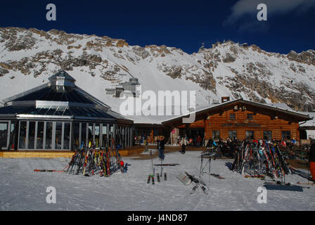 Deutschland, Bayern, Zugspitze, Sonnen Alpin, Restaurant "Gletschergarten" Schnee entfernten Haus, Zugspitze Gipfel, Oberbayern, Alpen, Berge, Berge, Zugspitze niedrige Deutsch, ferner Schnee, Schnee entfernten Gletscher, Glas runden Blumenbeet, Panorama-Restaurant, SonnAlpin, Sonnen Terrasse, Architektur, Gastronomie, Bau, Berggastronomie, Bergstation, Landschaft, Forschungsstation, Schnee, Ort der Stahl-Glaskonstruktion interessieren, Person, im Außenbereich Stockfoto