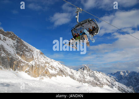 Deutschland, Bayern, Zugspitze Niederdeutsch, Sessel-Lift, Skifahrer, Snowboarder, kein Model-Release, Oberbayern, Garmisch-Partenkirchen, Zugspitze, Ski Area, Aufzug, Person, Skifahren, Snowboarden, Freizeit, Hobby, Sport, Wintersport, Tourismus, Winter, Himmel, blau, Wolken, Stockfoto