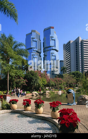 Hongkong, Central District, China, Hong Kong Island park, Lippo Centre, Passanten, Asien, Hong Kong, Stadt, Stadt, Weltstadt, Metropole, Blick auf die Stadt, Central District, Park, Park, Teichen, Blumen, Bäume, ausruhen, gut, Brunnen, Wasserspiele, Gebäude, Häuser, Hochhäuser, Bürogebäude, Bürotürme, Menschen, Stockfoto