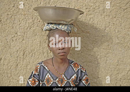 West-Afrika, Mali, Niger-Binnendelta, Djenné, Mädchen, Schüssel, Kopf, tragen, Porträt, Stockfoto