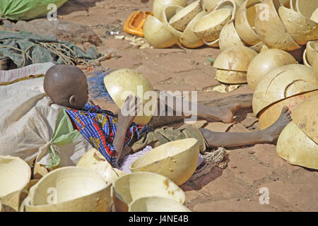 West-Afrika, Mali, Niger-Binnendelta, Stadt Mopti flux Bani, Hafengebiet, junge, Kalebasse Verkäufer Stockfoto