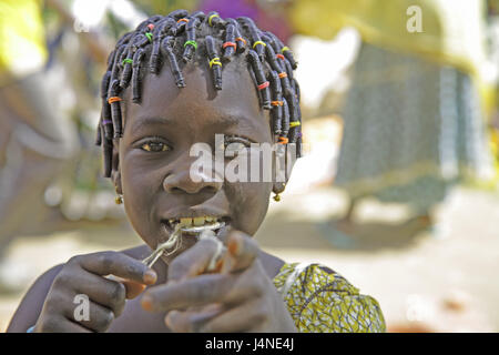 West-Afrika, Mali, Niger-Binnendelta, Djenné, Markt, Mädchen, Geste, Porträt, Stockfoto