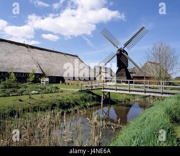 Deutschland, Hamburg-Bergedorf, Freilichtmuseum, Rieck Haus, Windmühle, Holzbrücke, Bach, Hamburg, Bergdorf, 4 Land, neue schmale Amme, Hamburg-Neuengamme, Gebäude, Haus, ländlich, in der Regel idyllische, strohgedeckten Dach Reetgedeckt, alt, historisch, Ort von Interesse, Kultur, Geschichte, Museum, Verkehrs-Gebäude, wirtschaftliche Gebäude, außen, Mühle, Teich, Ökosystem, Reed, Reiseziel, Vaultingpferd Windmühle, Steg, Stockfoto