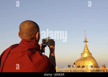 Mönch, Ort der Pilgerfahrt, goldenen Felsen, Kyaiktiyo-Pagode, fotografieren, Myanmar, Stockfoto