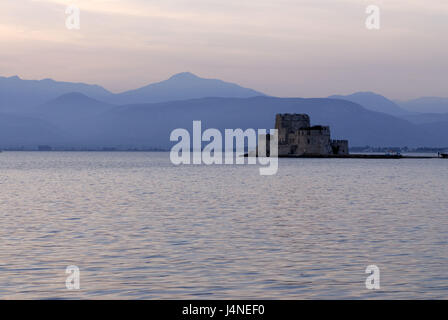 Griechenland, die Peloponnes Bourtzi-Festung, Nafplio, Abendlicht, Stockfoto
