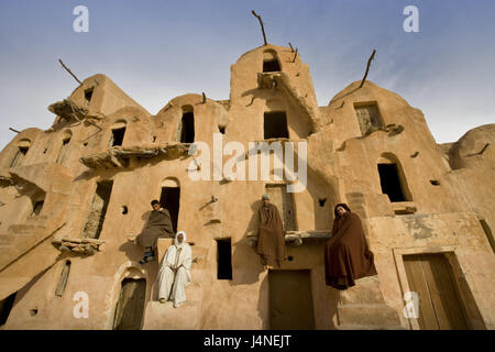 Tunesien, Tataouine, Ksar Sultan Ouled Soltane, Berber, Nordafrika, die Berbersiedlung, Stadt, Siedlung, strukturieren, Ksour, Ghorfa, Speicher-Burg, Fassade, Treppen, Eingänge, Urlaubsort, Ziel, Ort von Interesse, Männer, Menschen, Kleidung, traditionell, Stockfoto