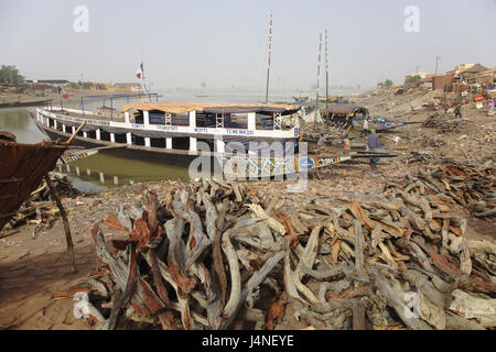 West-Afrika, Mali, Niger-Binnendelta, Stadt Mopti flux Bani, Hafen, Boote, Brennholz, Müll, Stockfoto