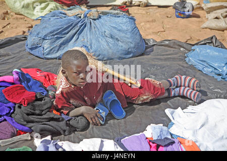 West-Afrika, Mali, Niger-Binnendelta, Stadt Mopti, flux, Bani, Ufer, jungen, Kleidung, verkaufen, Stockfoto