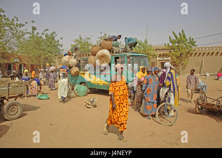 West-Afrika, Mali, Niger-Binnendelta, Djenné, Straßenszene, Buschs Taxi, Markt, Person, Stockfoto