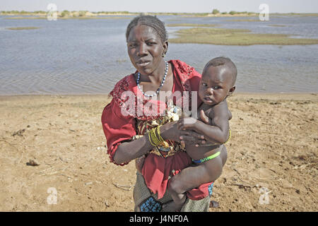 West-Afrika, Mali, nahe Timbuktu, Niger, Ufer, Frau, Baby, Stockfoto