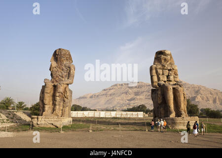 Memnon-Kolosse, Touristen, Luxor, Ägypten, Stockfoto