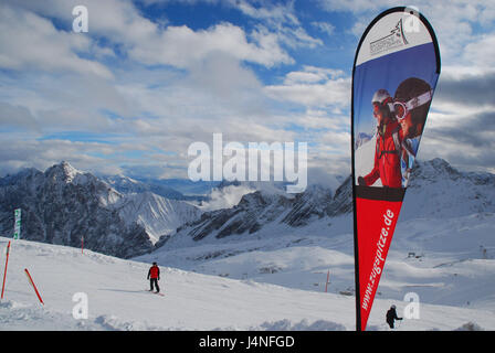 Deutschland, Bayern, Zugspitze Niederdeutsch, ski Start-und Landebahn, Skifahrer, Snowboarder, Flagge, kein Model-Release, Oberbayern, Garmisch-Partenkirchen, Zugspitze, Berge, Ski Area, Start-und Landebahn, Person, Skifahren, Snowboarden, Freizeit, Hobby, Sport, Wintersport, Winter, Sonne, Himmel, Wolken, Stockfoto