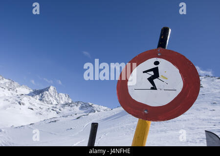 Schweiz, Engadin, Bernina-Gruppe, Corvatsch, kein Parkplatz Schilder, Skifahrer, Stockfoto