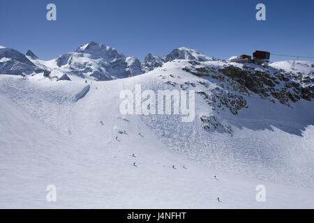 Schweiz, Engadin, Bernina-Gruppe, Diavolezza, Skigebiet, Piste, Skifahrer, Bergstation, Stockfoto