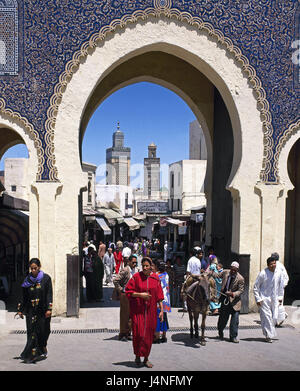 Marokko, Fes, alte Stadt, Medina, Stadt-Tor, Bab Bou Jeloud, Person, Afrika, Nordafrika, Fes, Stadt, Tor, Torbogen, Stadtbild, einheimische, Passanten, Fußgänger, Ort von Interesse, Stockfoto