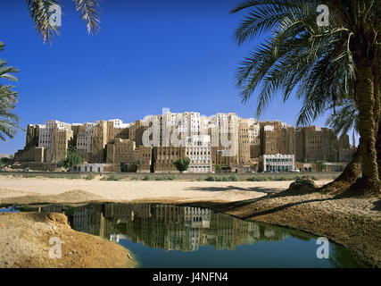 Jemen, Wadi Hadramaut, Schibam, Stadt anzuzeigen, der nahe Osten, Shibam, Jemen, Osten, Hadhramaut, Hadramut, Stadt, Architektur, historisch, Gebäude, mucky Gebäude, mucky Häuser, UNESCO-Weltkulturerbe, Stadtrand, Wasser, Pool, Palmen, Stockfoto