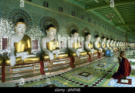 Yangon, Myanmar Shwedagon-Pagode, innen, Statuen, Mönch, rezitieren, Asien, Süd-Ost-Asien, Burma, Pagoden, Tempel, Shwedagon Paya, Sehenswürdigkeit, Buddha-Statuen, Buddhas, Figuren, innen, Mann, Gebet, Gläubige, Knien, Religion, glauben, Buddhismus, Buddhist, Stockfoto
