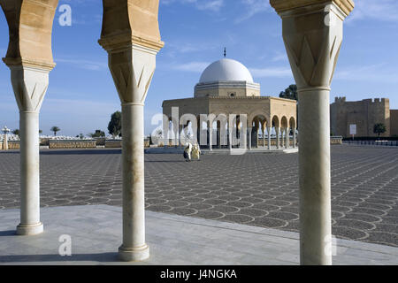 Tunesien, Monastir, Habib Bourguiba-Mausoleum, Innenhof, Nord-Afrika, Stadt, Hafen, Struktur, Gebäude, Bourguiba-Mausoleum, Säulen, Kuppel, Passanten, Person, Ort von Interesse, Wahrzeichen, Mausoleum, Stockfoto