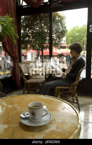 Frankreich, Paris, Café Le Kathedralen, Tabelle, Kaffeetasse, Frau, Zeitung, lesen, Stockfoto