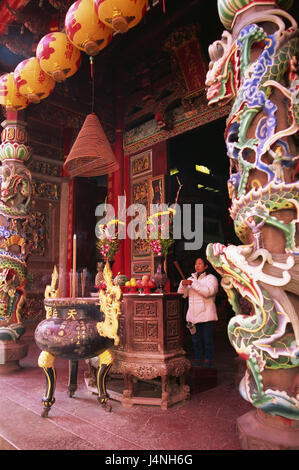 Kaohsiung, Taiwan, Cijin Island, Tianhou Tempel, Frau, Räucherstäbchen, kein Modell loslassen, Asien, Ziel, Ort von Interesse, Gebäude, Struktur, Architektur, Insel, glauben, Religion, Taoismus, Säulen, Drachen, Skulptur, Zeichen, aufopfernde Peel, Blumen, Menschen, außerhalb, Eingabe, Stockfoto