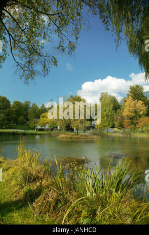 Deutschland, Bayern, Grainau, Kurpark, See "Vorwärmer", Ufer, Süddeutschland, Oberbayern, Kurort, Saison, Herbst, herbstliche, sonnig, Bäume, Laub, Verfärbung, Teich, Wasser, Idylle, draußen, menschenleer, Park, Park, Erholungsgebiet, Rasen, Stockfoto