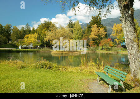 Deutschland, Bayern, Grainau, Kurpark, See "Vorwärmer", Ufer, Sattel, Süddeutschland, Oberbayern, Kurort, Saison, Herbst, herbstliche, sonnig, Bäume, Laub, Verfärbung, Teich, Wasser, Idylle, draußen, menschenleer, Parkbank, Park, Parks, Erholungsgebiet, Stockfoto