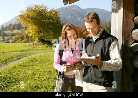 Paar, gehen, glücklich halten, Karte, way, Model Release, Menschen, zwei, Herbst, Outdoor, Freizeit, Gesundheit, Urlaub, Bewegung, draußen, herbstliche, ländlich, Idylle, zusammen, Wanderweg, Wanderweg, Fußböden, Böden, Wanderung, Karte, Karte, Orientierung, Beratung, Reisen Reisen Stockfoto