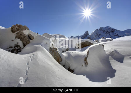 Italien, Dolomiten, Passo Tu Giau, Monte Cernera, Croda da Lago, Gegenlicht, Winter, Stockfoto