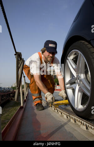 Deutschland, Bayern, München, Ostbahnhof, Autotrain, Flugbahn, laden, Auto, Arbeiter, Modell veröffentlicht, Stockfoto