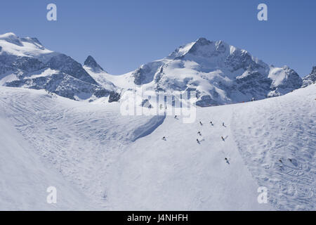 Schweiz, Engadin, Bernina-Gruppe, Diavolezza, Skigebiet, Piste, Skifahrer, Stockfoto
