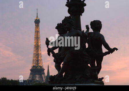 Frankreich, Paris, Eiffelturm, Pont Alexandre III Kandelaber, Stockfoto