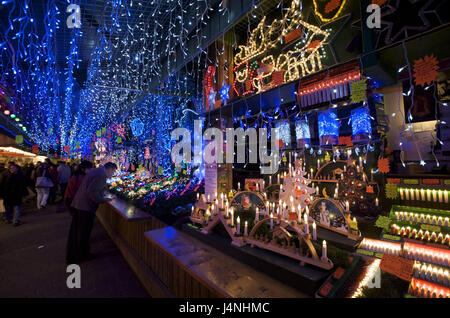 Frankreich, Elsass, Straßburg, Place Broglie, Weihnachtsmarkt, Abend, Stockfoto