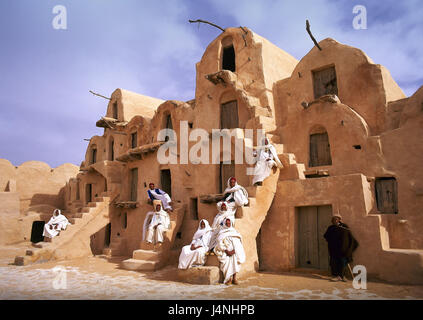 Tunesien, Ksar Ouled Soltane, Berbersiedlung, Afrika, Nordafrika, Stadt, Siedlung, Gebäude, Struktur, Ksour, Ghorfa, Speicher-Burg, Treppen, Menschen, Männer, Berber, einheimischen, sitzen, Ort von Interesse, Stockfoto