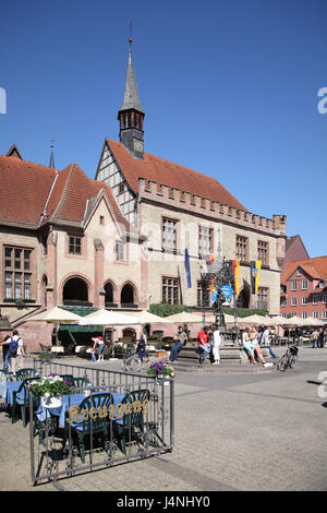 Deutschland, Niedersachsen, Göttingen, Marktplatz, Rathaus, Person, Stockfoto