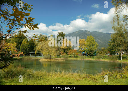 Deutschland, Bayern, Grainau, Kurpark, See "Vorwärmer", Ufer, Süddeutschland, Oberbayern, Kurort, Saison, Herbst, herbstliche, sonnig, Bäume, Laub, Verfärbung, Teich, Wasser, Idylle, draußen, menschenleer, Park, Parks, Erholungsgebiet, Wiese, Stockfoto