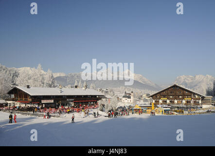 Österreich, Tirol, Seefeld, Gschwandkopf, Sport Alm, Seekirchl, winter, Nordtirol, Ort, Häuser, Gebäude, Ski Piste, Skigebiet, Skiregion, Kirche, Pfarrkirche, Heilig Kreuz Kirche, Wintersport-Ort, Ziel, Tourismus, Stockfoto