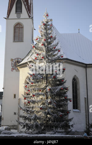 Österreich, Tirol, Seefeld, Seekirchl, Weihnachtsbaum, Detail, Winter, Nordtirol, Kirche, Kirche, Heilig-Kreuz-Kirche, Wahrzeichen, Ort von Interesse, Reiseziel, Tourismus, Baum, Weihnachtsdekoration, Kugel, Lichter, Weihnachten, Schnee, Schnee, Stockfoto