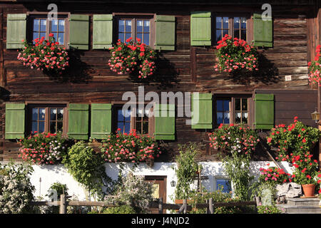 Deutschland, Bayern, Allgäu, Bauernhof, Fassade, Blumenschmuck, Stockfoto