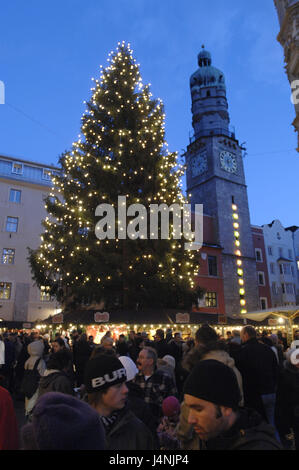 Österreich, Tirol, Innsbruck, Altstadt, Weihnachtsbaum, Turm, Besucher, Dämmerung, Stockfoto