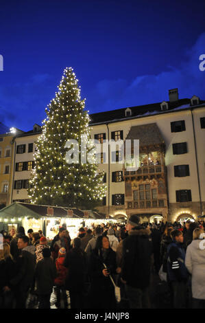 Österreich, Tirol, Innsbruck, Altstadt, Goldenes Dachl, Weihnachtsbaum, Weihnachtsmarkt, Besucher, Stockfoto