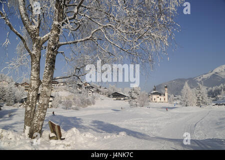 Österreich, Tirol, Seefeld, lokale Ansicht, Seekirchl, winter, Nordtirol, Ort, Häuser, Wohnhäuser, Kirche, Pfarrkirche, Heilig Kreuz Kirche Kreuz Land Skipiste, Langlaufloipe, Wintersport-Ort, Ziel, Tourismus, Stockfoto