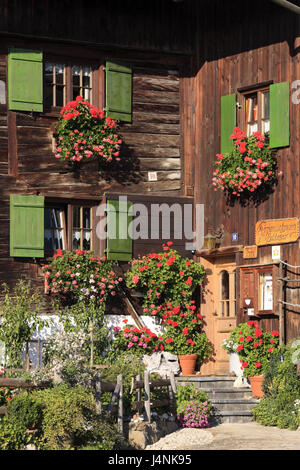 Deutschland, Bayern, Allgäu, Bauernhof, Fassade, Blumenschmuck, Stockfoto