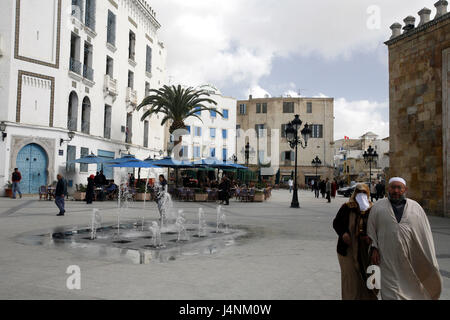 Tunesien, Tunis, Altstadt, Place De La Victoire, Passanten, Brunnen, Café, Stadt Ziel Stockfoto