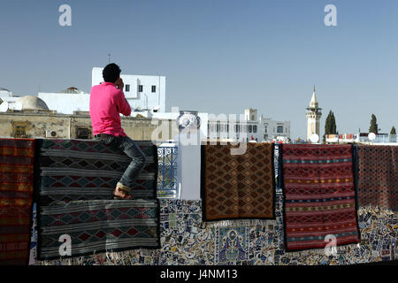 Tunesien, Tunis, Teppich Shop, Dachterrasse, Teppiche, Mann, Geländer, Shout, Nachbarhaus, Stockfoto