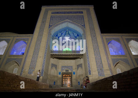 Illuminateded Moschee in der Ichon Qala-Festung in der Nacht, Chiwa, Usbekistan, Stockfoto