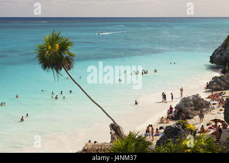 Touristen am Strand vor der Maya-Ruinen von Tulum, Riviera Maya, Halbinsel Yucatan, der Karibik, Mexiko, Stockfoto