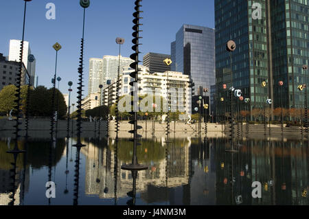 Frankreich, Paris, La Défense, Le Bassin de Takis, Skulpturen, Stockfoto