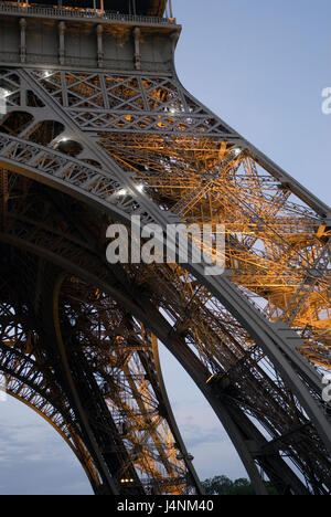 Frankreich, Paris, Eiffelturm, Beleuchtung, Dämmerung, Nahaufnahme, Stockfoto