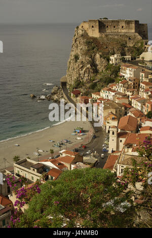 Italien, Kalabrien, Scilla, Blick auf die Stadt, Kastello Rufo, Süditalien, Küste, Häuser, Wohnhäuser, Hill, Schloss, Schlosspark, Strand, Sandstrand, Reiseziel, Tourismus, Stockfoto